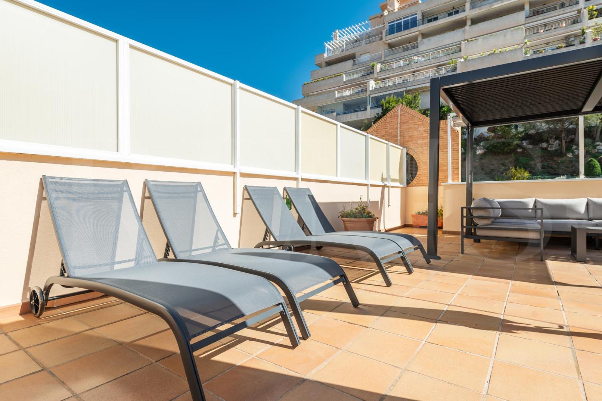 Seaside With Large Terrace, Pool & Parking Rems